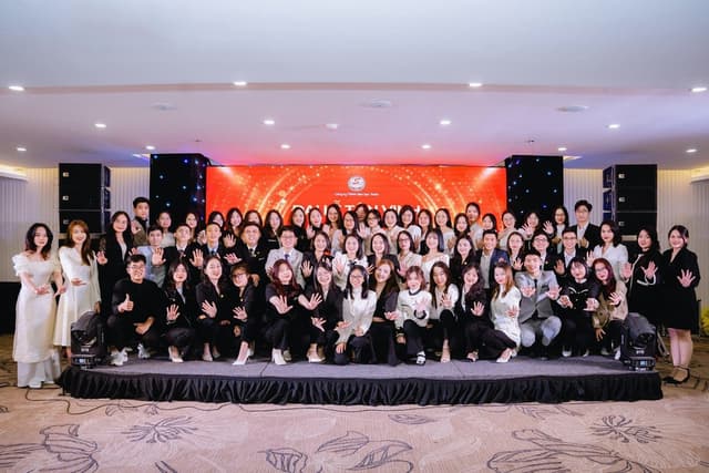 Những ‘người hùng ngôn ngữ’ mang tiếng Anh đến gần với giới trẻ Việt Nam